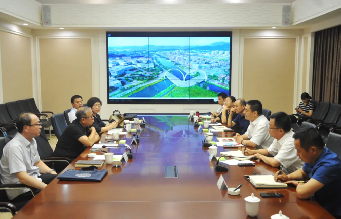 省農業發展銀行基礎設施處處長李貴武一行到本溪高新區推進項目融資相關工作