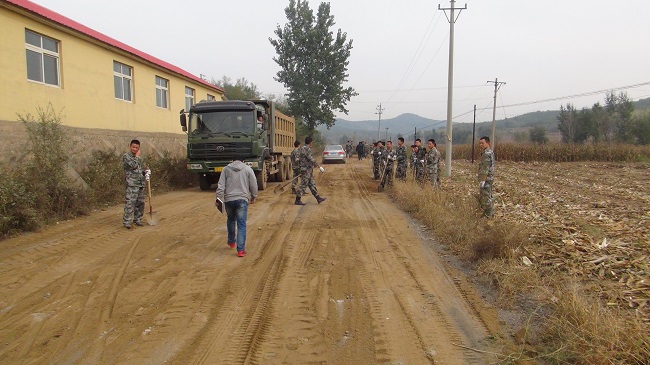 張其寨街道辦事處聯(lián)合駐訓(xùn)部隊(duì)修村路解決百姓出行難